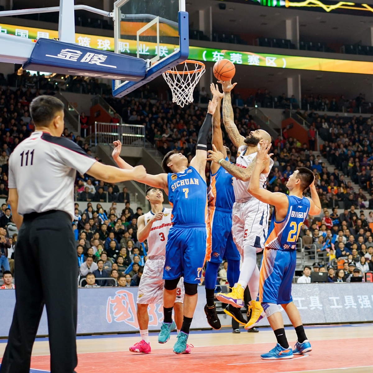 篮网遭遇伤病侵袭 波特因伤缺战76人 萨拉夫复出在即（篮网陷入伤病潮：波特缺席对阵76人，萨拉夫复出在望）