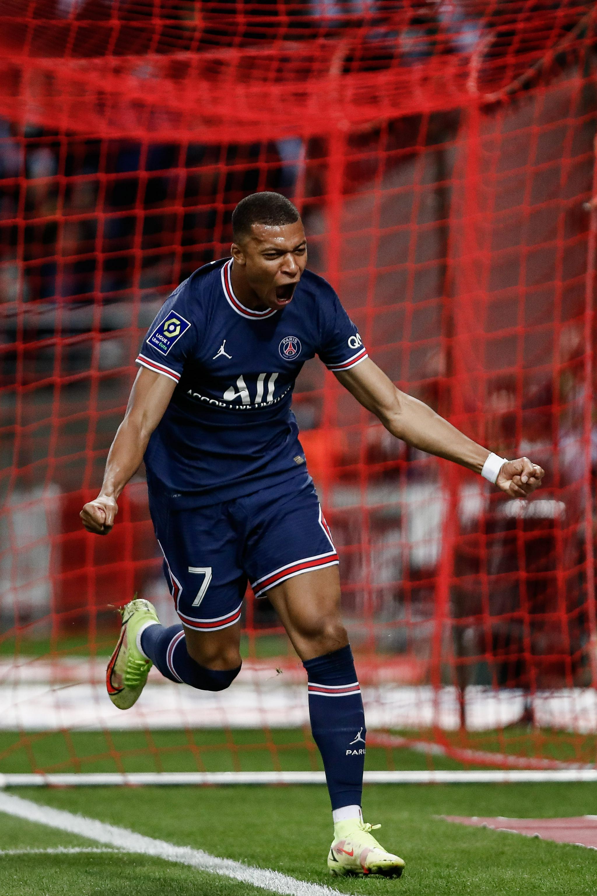 乐高推出1：1世界杯官方奖杯模型，售价为199.99美元（乐高发布1：1等比世界杯官方奖杯套装，定价199.99美元）