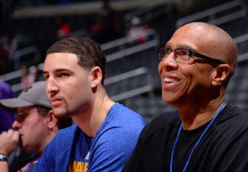 欧文突破造成杀伤球成功，全场尖叫（欧文强突打成2+1，全场沸腾）