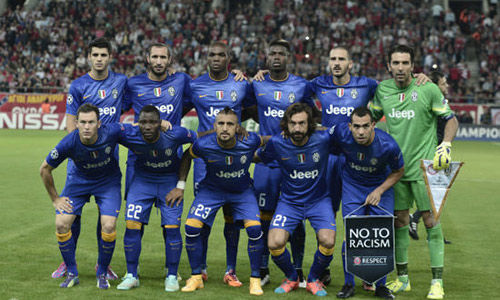 女子在冰面上奔跑拍照，突然冰面破裂女子坠入湖中！（女子冰面拍照奔跑突遇冰裂，坠入湖中）